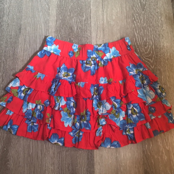 ❌SOLD❌ Hollister Red and Blue Floral Tiered Mini Skirt - Picture 4 of 8